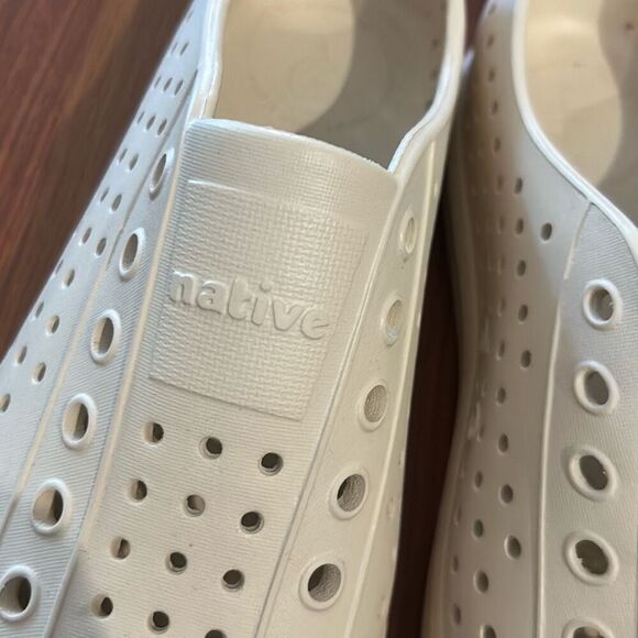 New Native shoes bone color beige slip on shoes women's nine mens seven - Picture 2 of 7